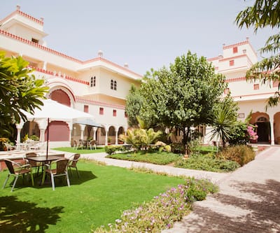 https://imgcld.yatra.com/ytimages/image/upload/t_hotel_yatra_city_desktop/v1390459123/Domestic Hotels/Hotels_Jaipur/Hotel Mandawa Haveli/Facade_2~5.jpg